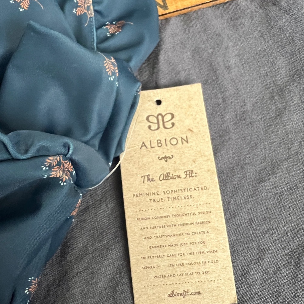Albion ocean + coral crop swim top - Picture 8 of 9